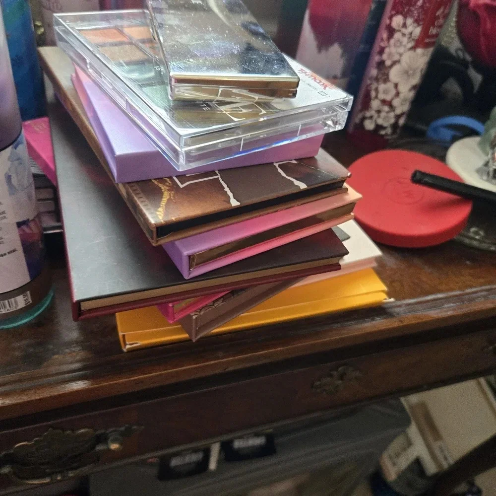 Mystery box of eyeshadow pallets, Unused